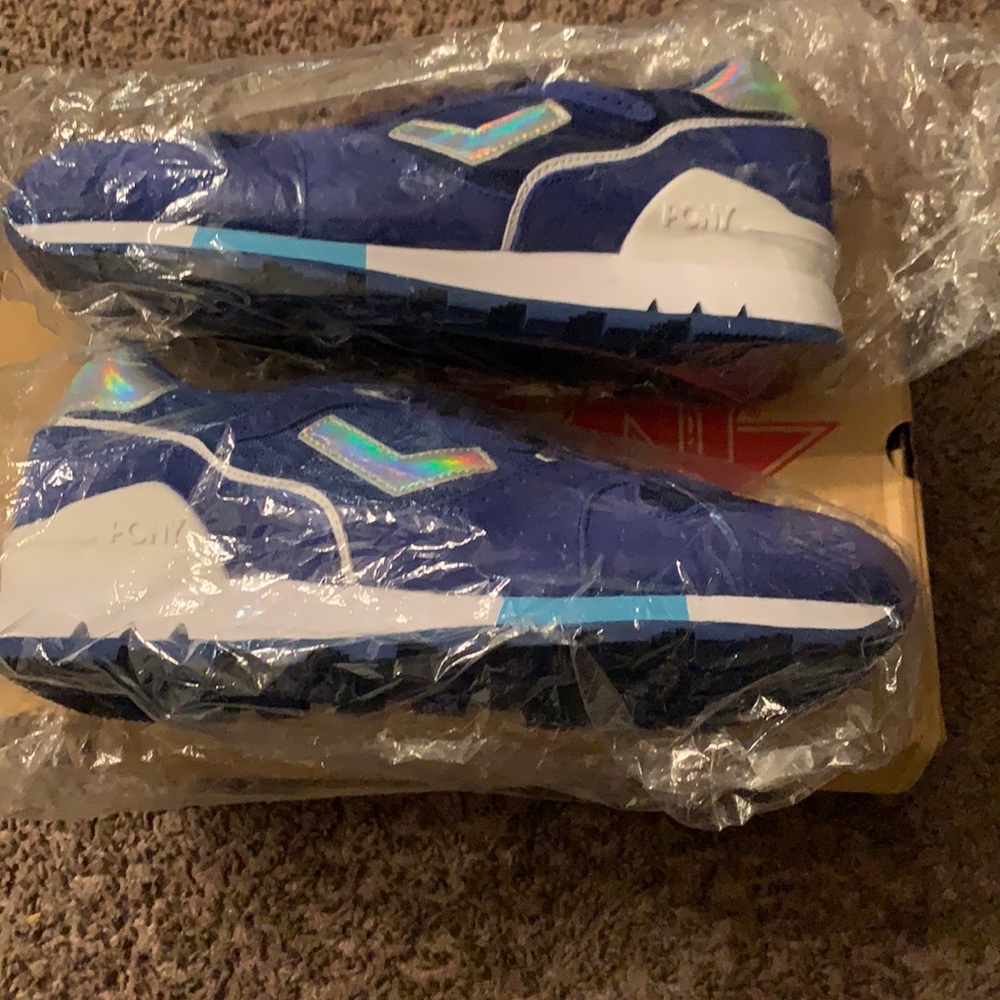 Lowtop Pony Sneakers